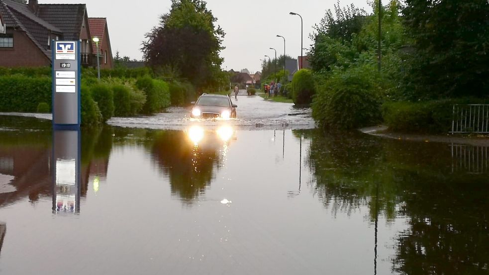 Der Kirchenweg in Moordorf gehört zu den Straßen, die in der Vergangenheit regelmäßig überflutet wurden. Foto: Karin Böhmer