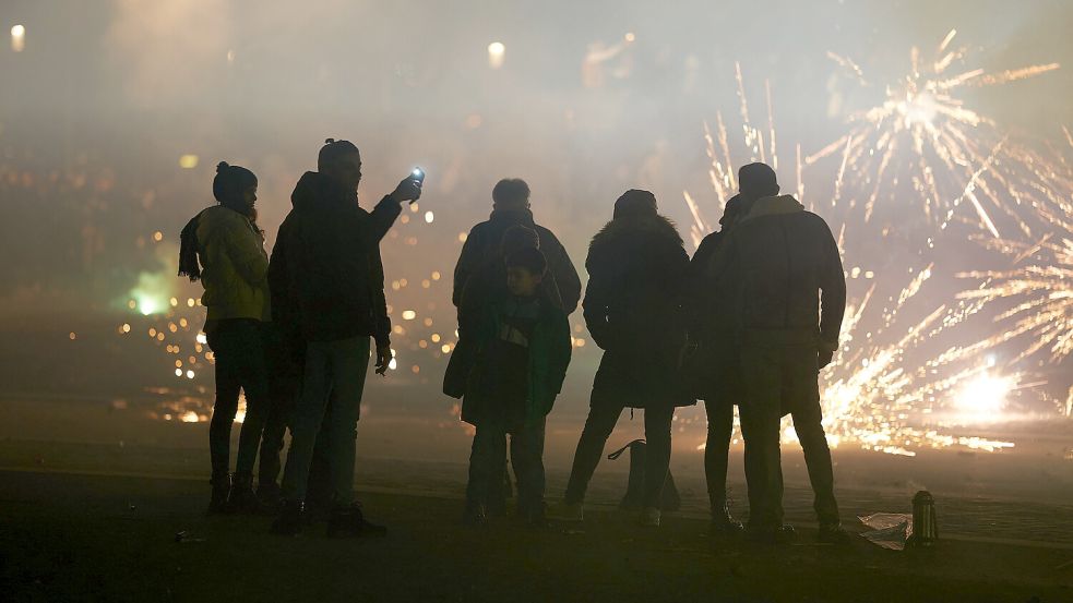 Wer schon vor Silvester Feuerwerk zündet, muss mit einem Ordnungswidrigkeitsverfahren rechnen. Foto: Thomas Frey/dpa