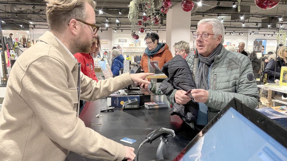 Alfred Schmidt (rechts) kaufte im Modehaus Silomon bei Sascha Wuttke eine neue Jacke. Fotos: Christin Wetzel