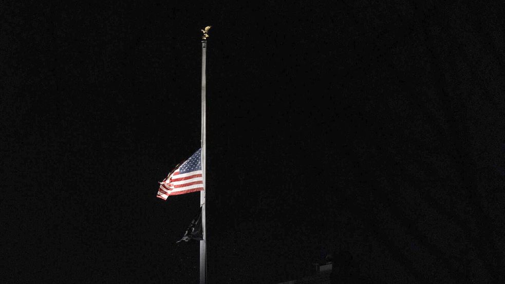 Die amerikanische Flagge am Weißen Haus weht auf halbmast für den verstorbenen Präsidenten Carter. Foto: Manuel Balce Ceneta/AP/dpa