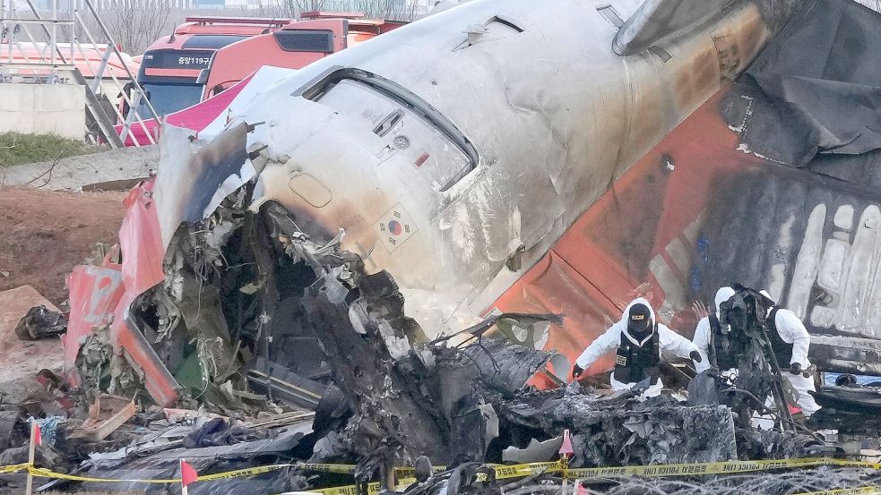 Experten aus den USA und Südkorea ermitteln zur Unfallursache. Foto: Ahn Young-joon/AP/dpa