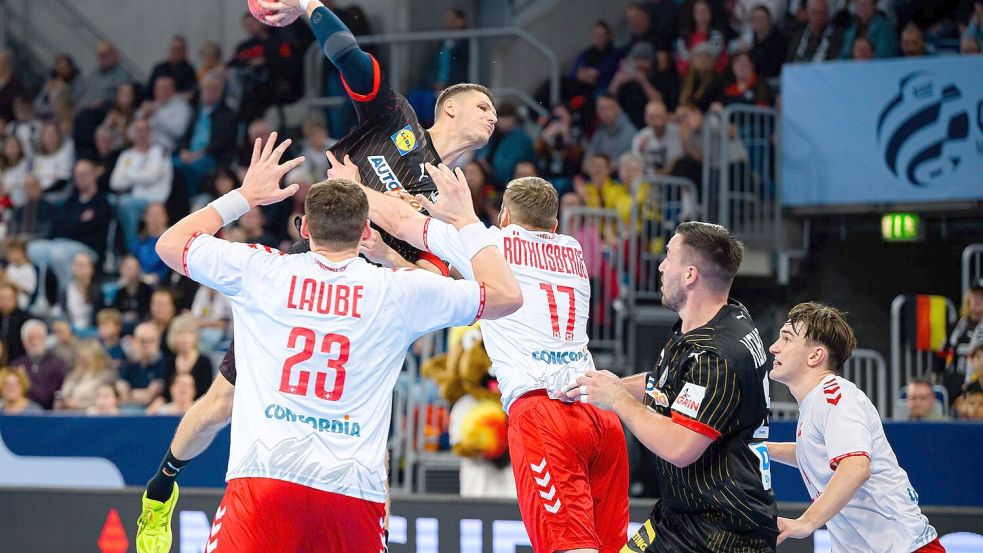 Jannik Kohlbacher (2.v.r.) und Sebastian Heymann fallen für die Handball-WM aus. Foto: Marco Wolf/dpa