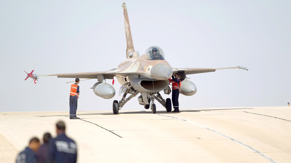 Israels Luftwaffe soll laut Aktivisten erneut Ziele in Syrien angegriffen haben. (Archivbild) Foto: Ariel Schalit/AP/dpa