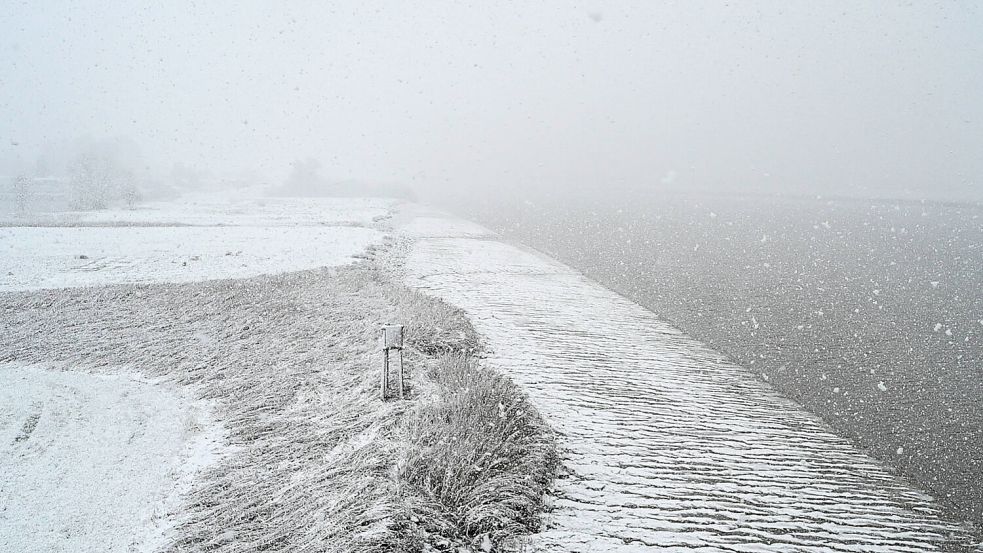 Schneefall in Ostfriesland im November: Am Wochenende erwarten Meteorologen vom Deutschen Wetterdienst in Niedersachsen winterliches Wetter. Foto: IMAGO/diebildwerft