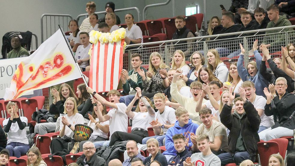 Abteilung Attacke: Die Anhänger der Mannschaft vom Auricher Kino legten sich voll ins Zeug. Fotos: Helmut Vortanz