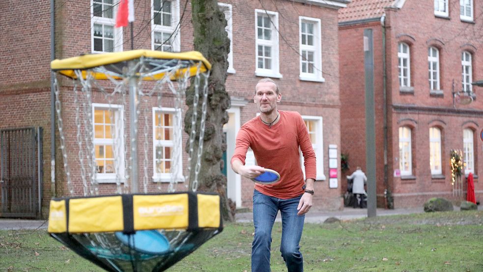 Andreas Oertel aus Weene nimmt den Fangkorb ins Visier. Für den Schlusswurf benötigt er eine Scheibe, die auf kurzen Distanzen geradeaus fliegt, direkt ins Ziel. Wenn das gelingt, spricht der Discgolfspieler von einem Putt. Foto: Romuald Banik