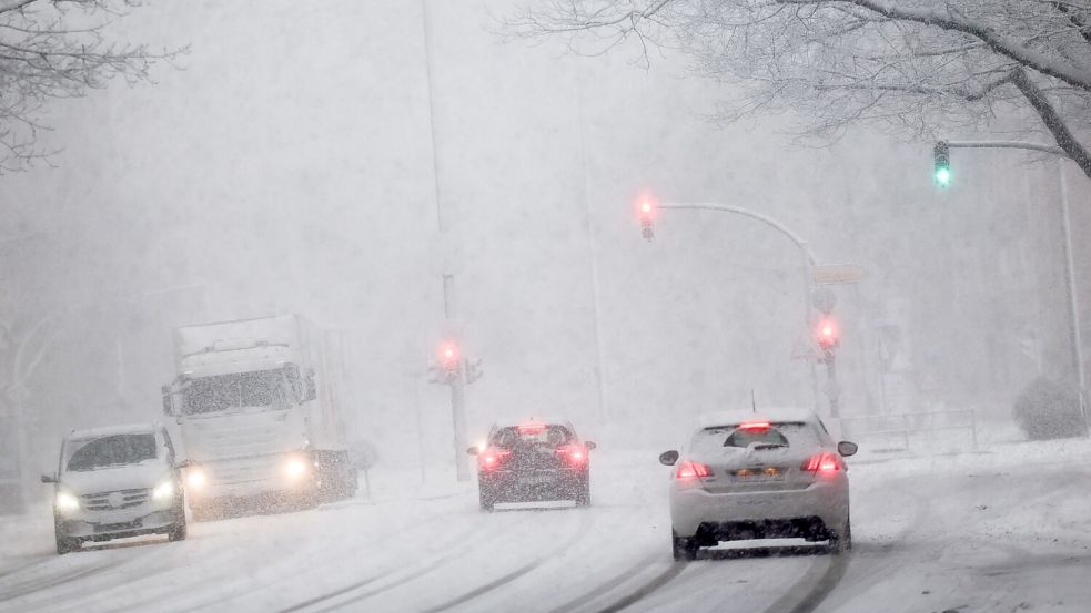 Starker Schneefall in Hamburg: Gefrierender Regen sorgt laut Deutschem Wetterdienst für Glatteisgefahr im gesamten Bundesgebiet. Foto: Christian Charisius/dpa