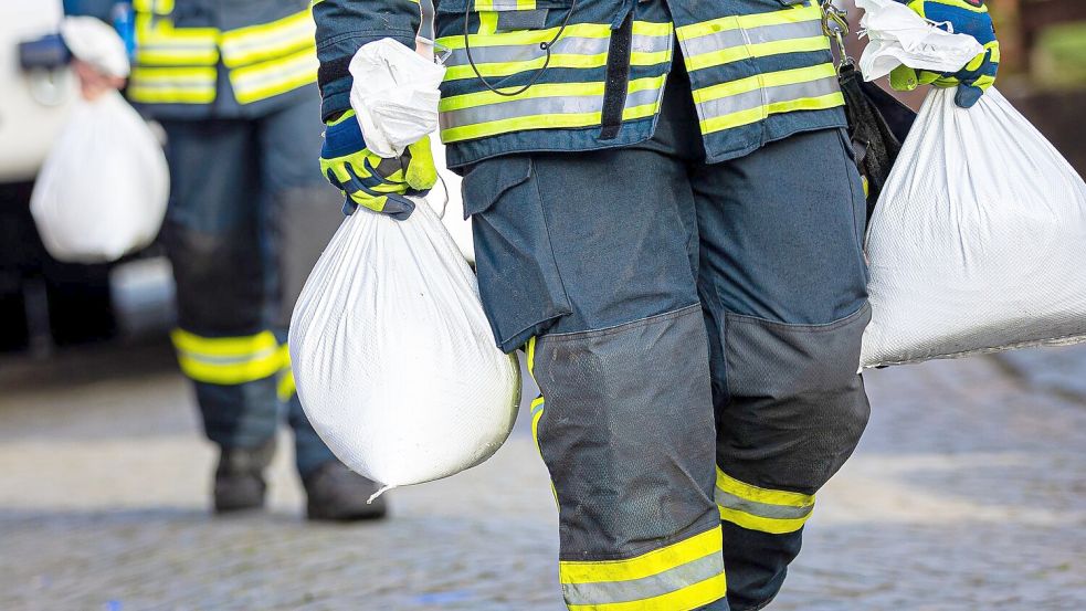 Feuerwehren rufen die Bevölkerung dazu auf, sich besser auf Naturkatastrophen vorzubereiten. (Archivbild) Foto: Moritz Frankenberg/dpa