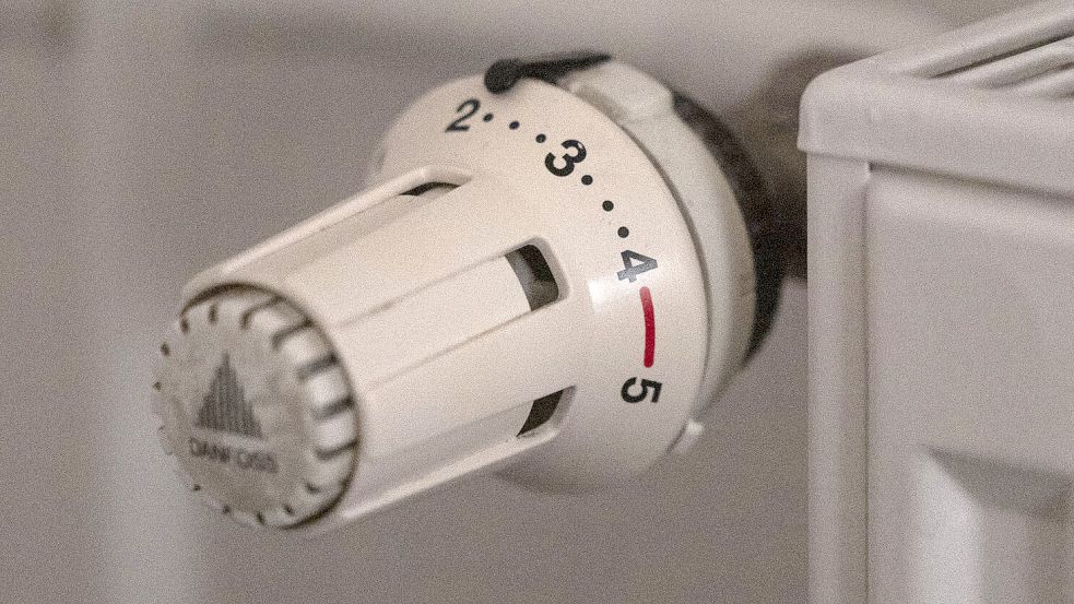 Ein Thermostat an einem Heizkörper. Die Kosten für das Heizen sind mit Beginn des Ukrainekriegs massiv gestiegen. Inzwischen hat sich der Energiemarkt beruhigt, die Preise sinken wieder. Die Niedersächsische Verbraucherzentrale empfiehlt nun bestimmte Verträge. Foto: DPA