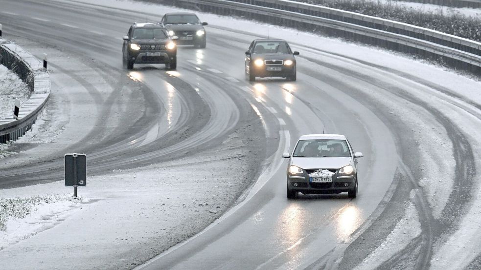 Schneematsch auf der A52 bei Gelsenkirchen. Vielerorts sind die Straßen infolge von gefrierendem Regen spiegelglatt. Foto: Federico Gambarini/dpa