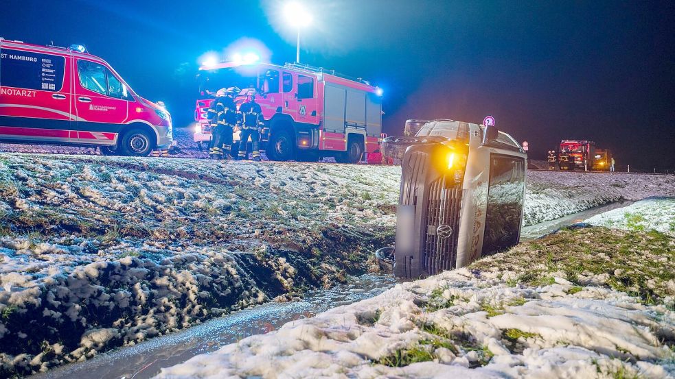 Ein verunglückter Kleintransporter in einem Graben bei Hamburg. Foto: Rene Schröder/NEWS5/dpa