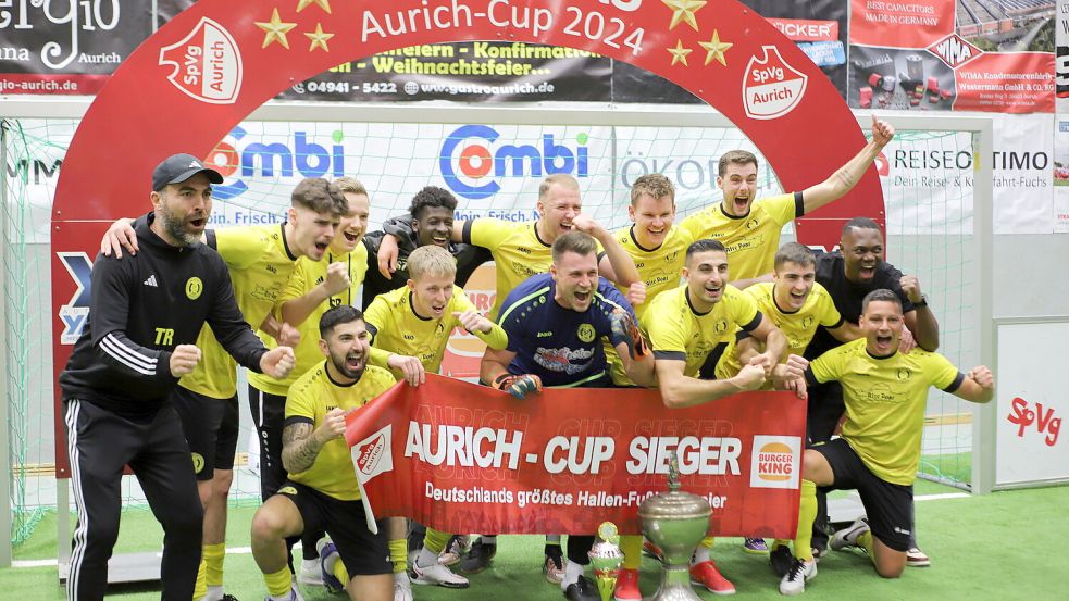 Der Middelser Trainer Tobias Ryl (links) feiert mit seiner Mannschaft den Titelgewinn beim Aurich-Cup. Fotos: Wilfried Gronewold (3), Helmut Vortanz (4)