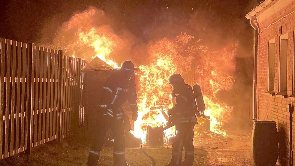 Die Einsatzkräfte gingen schlagkräftig gegen die Flammen des brennenenden Schuppens in Norden vor. Foto: Feuerwehr