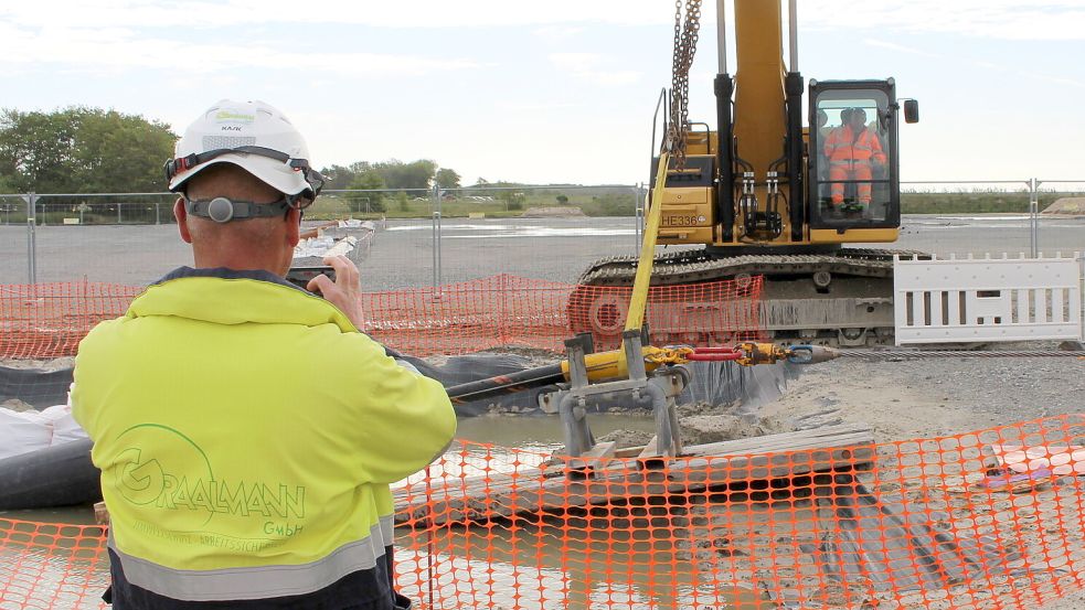 Auf dieser Baustelle auf Norderney wird gerade ein Stromkabel aus dem Inselboden gezogen. Es soll den Offshore erzeugten Strom an Land leiten. Foto: Oltmanns/Archiv