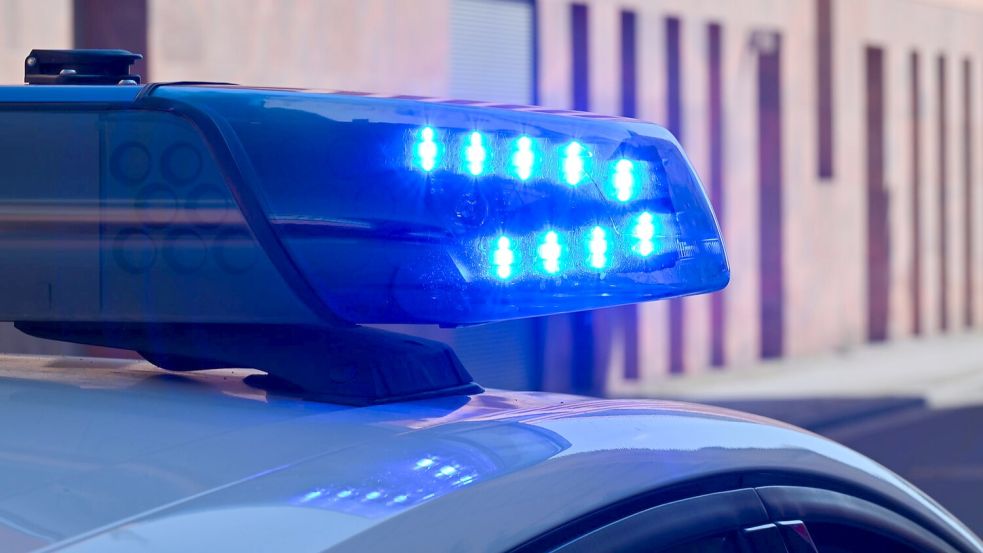 Ein sächsischer Polizist ist bei einem Einsatz in Lauchhammer im Süden Brandenburgs von einem Auto erfasst und getötet worden. (Symboöbild) Foto: Patrick Pleul/dpa