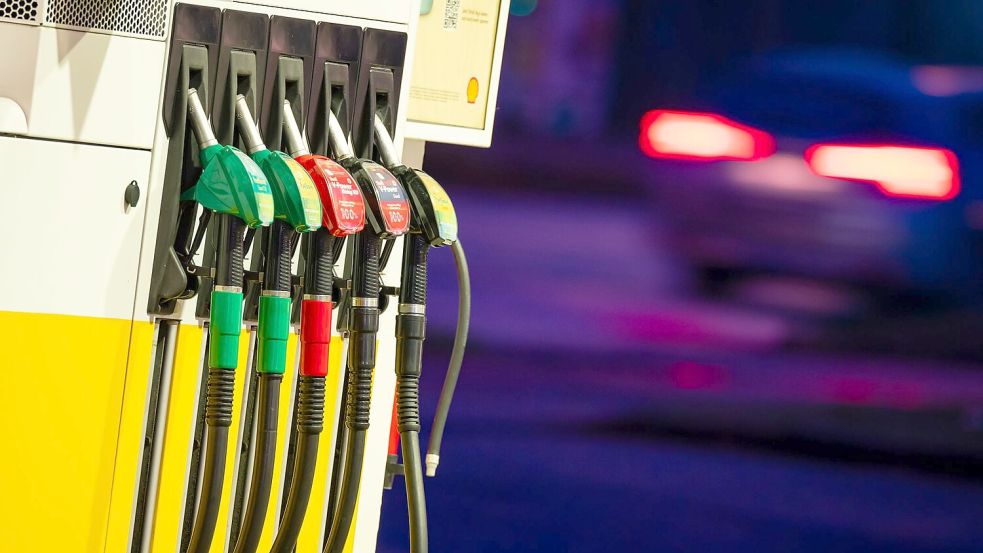 An der Tankstelle zahlen die Kunden gut drei Cent mehr als Ende 2024. (Symbolbild) Foto: Jonas Walzberg/dpa