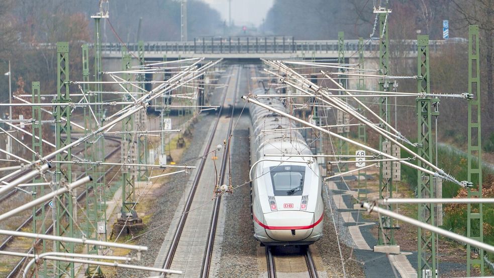 Seit dem Ende der Bauarbeiten auf der Riedbahn kämpft die Bahn noch mit einigen Problemen auf der Strecke. (Archivbild) Foto: Andreas Arnold/dpa