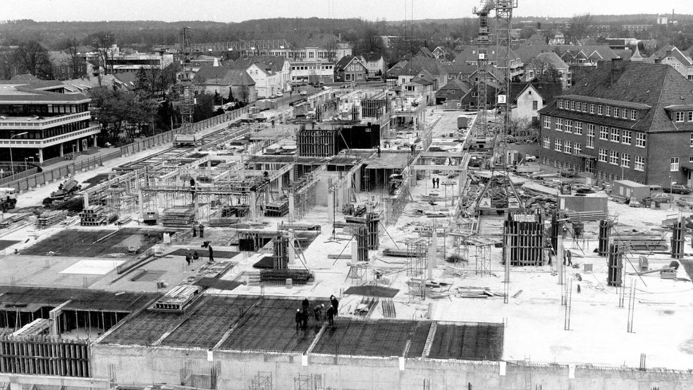 Aufbruch in ein neues Zeitalter: Der Bau von Carolinenhof und Kreishaus in den 1980er Jahren brachte eine Neuordnung des Einzelhandels in der Auricher Innenstadt mit sich. Foto: Archiv ON