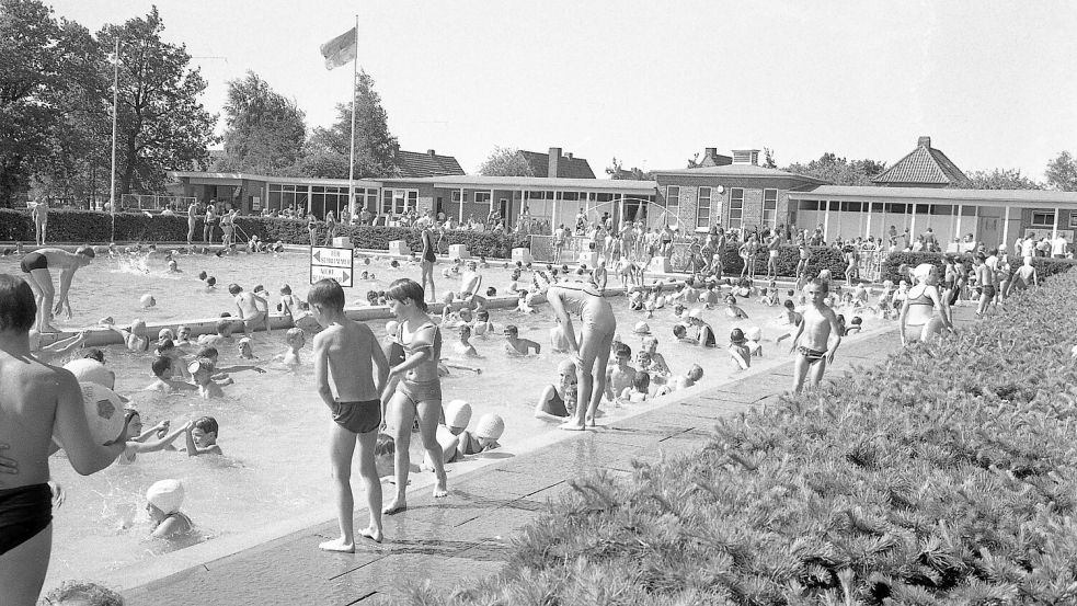 Unvergessen: Auf dem Areal des ehemaligen Blücherbades steht heute das Familienzentrum. Für viele Auricher hat das alte Freibad immer noch Kult-Status. Legendär war das jährliche Wasserball-Turnier, das vom MTV Aurich veranstaltet wurde. Foto: Archiv ON