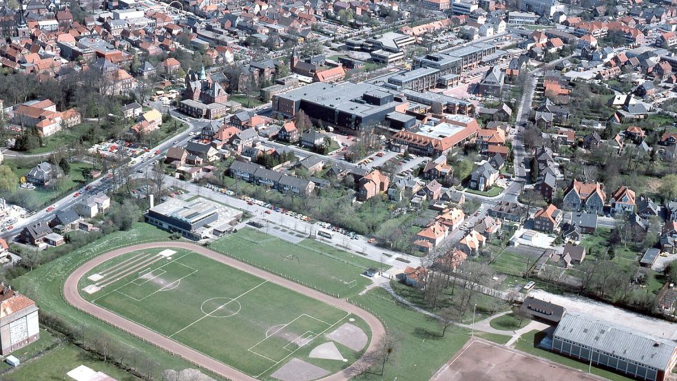 Musste dem heutigen „De Baalje“ weichen: Die Luftaufnahme aus den frühen 2000er Jahren zeigt das Ellernfeld mit dem legendären Hallenbad aus den 1970er-Jahren und den alten Sportplatz mit der Aschenbahn. Foto: Archiv ON