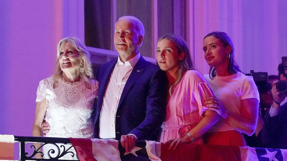 US-Präsident Joe Biden mit seiner Ehefrau Jill und den Enkelinnen Finnegan (2r) und Naomi. (Archivbild) Foto: Patrick Semansky/AP/dpa