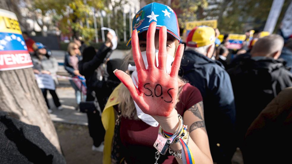 Rund ein Viertel der Bevölkerung ist während der Regierungszeit von Nicolás Maduro aus Venezuela geflüchtet – auch nach Spanien. In Madrid demonstrierten im Dezember 2024 einige von ihnen gegen diese Regierung. Foto: IMAGO/Diego Radames