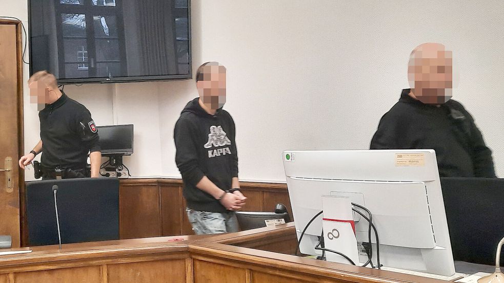 In Handschellen wurde der 33-jährige Westoverledinger beim Prozessauftakt im Dezember 2024 von Justizvollzugsbeamten in den Auricher Gerichtssaal geführt. Foto: Wieking