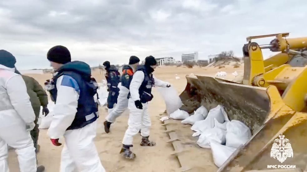 Immer noch sind Tausende Freiwillige mit der Reinigung von Stränden beschäftigt, weil fortdauernd neues Schweröl in Russland an die Küsten gespült wird. (Archvibild) Foto: Uncredited/Russian Emergency Ministry Press/AP/dpa