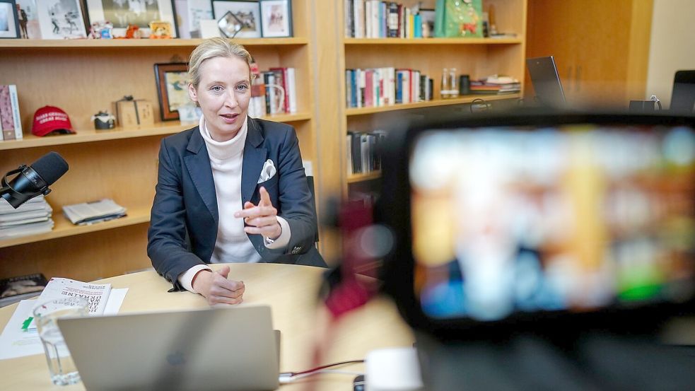 Mit Podcast-Mikrofon und Laptop schaltete sich AfD-Chefin Alice Weidel von ihrem Bundestagsbüro aus in den Live-Talk mit X-Chef Elon Musk. Foto: Kay Nietfeld/dpa-POOL/dpa