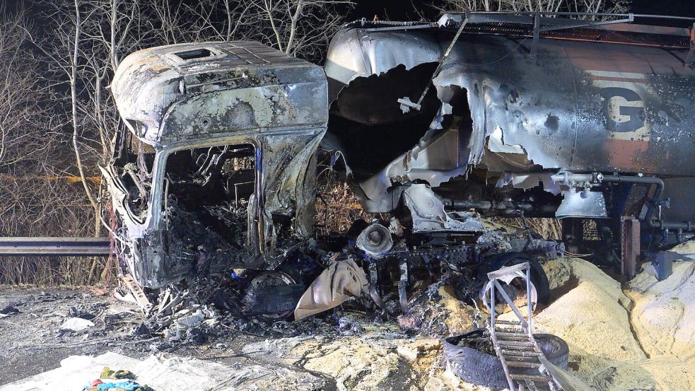 Bei dem Frontalzusammenstoß wurden der Lkw (Foto) und der Pritschenwagen total zerstört. Beide Fahrzeuge gingen in Flammen auf. Foto: Jörn Hüneke/dpa