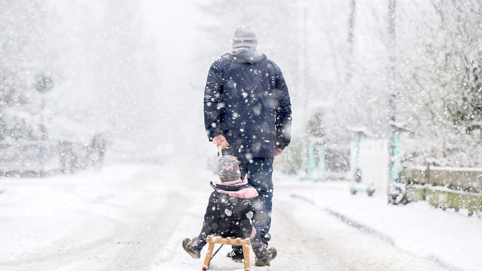 Im Norden und Osten wird am Freitag noch Schnee erwartet. Foto: Julian Stratenschulte/dpa