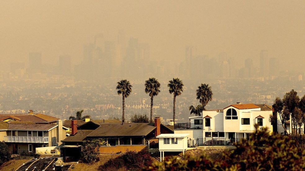 Die ganze Skyline von Los Angeles war von Rauch umgeben. Foto: Etienne Laurent/AP/dpa