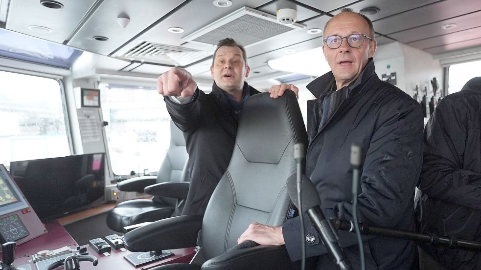 Unionskanzlerkandidat Friedrich Merz lässt sich vom Inhaber des Hamburger Unternehmens VB Group beim Besuch des Feuerlöschboots „Prag“ den Hamburger Hafen zeigen. Foto: Marcus Brandt/dpa Pool/dpa