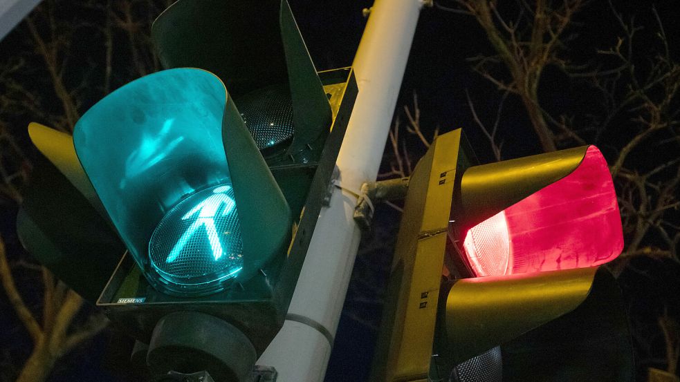 Der nächtliche Unfall in Aurich setzte unter anderem eine Ampelanlage außer Betrieb. Symbolfoto: Daniel Karmann/DPA