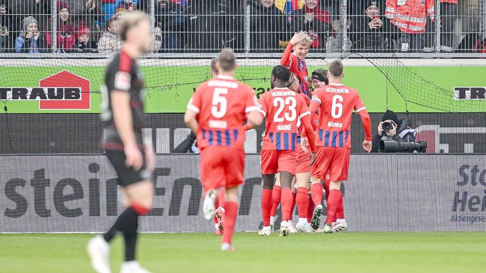 Heidenheim bejubelt die Führung durch Frans Krätzig. Foto: Harry Langer/dpa