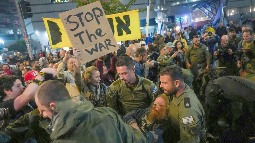 Tausende haben in Israel für einen Geisel-Deal demonstriert. Foto: Ariel Schalit/AP/dpa