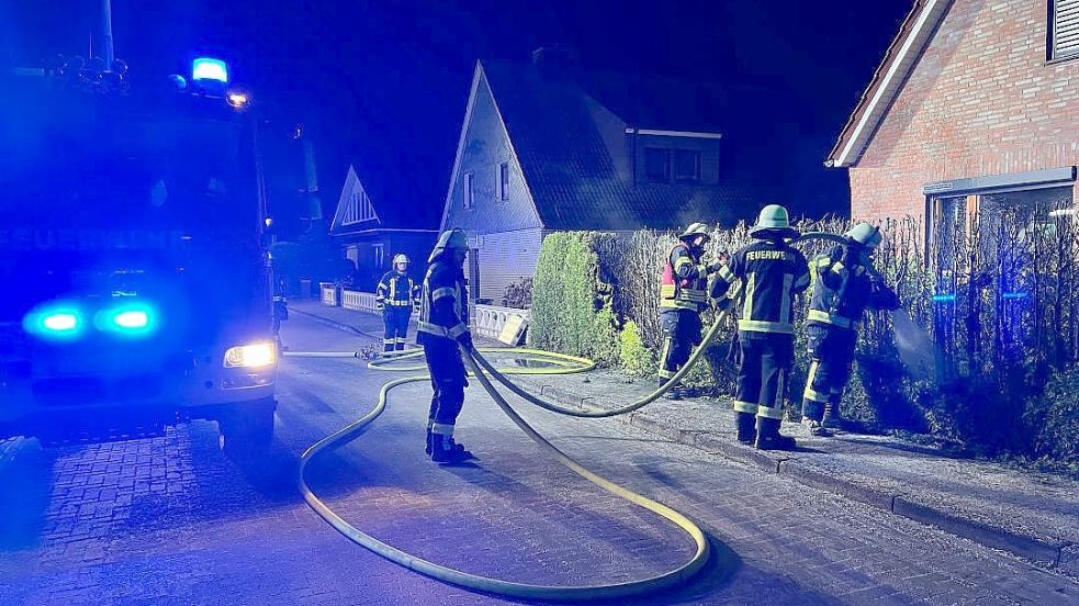 In Hinte geriet eine rund zehn Meter lange Hecke in Brand. Foto: Feuerwehr Hinte