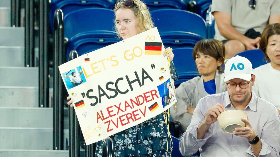 Ein Zverev-Fan mit einem Plakat. Foto: Frank Molter/dpa