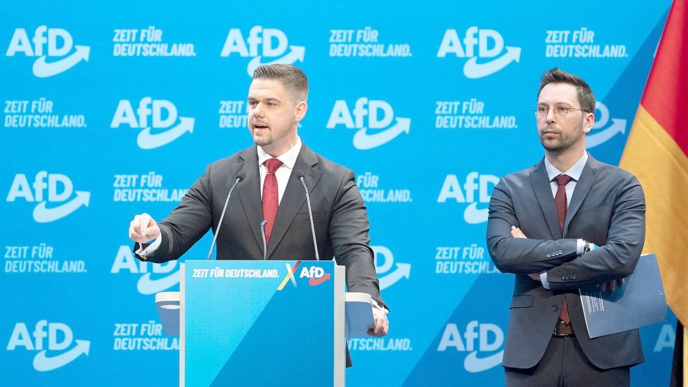 Hannes Gnauck (hier am Rednerpult), ist AfD-Bundestagsabgeordneter und Bundesvorsitzender der Jungen Alternative Deutschland (JA). Er spricht sich auf dem Parteitag in Riesa - ebenso wie der neben ihm stehende Brandenburger AfD-Landtagsabgeordnete Dennis Hohloch - für eine Neugründung der Parteijugend aus. Foto: Sebastian Kahnert/dpa