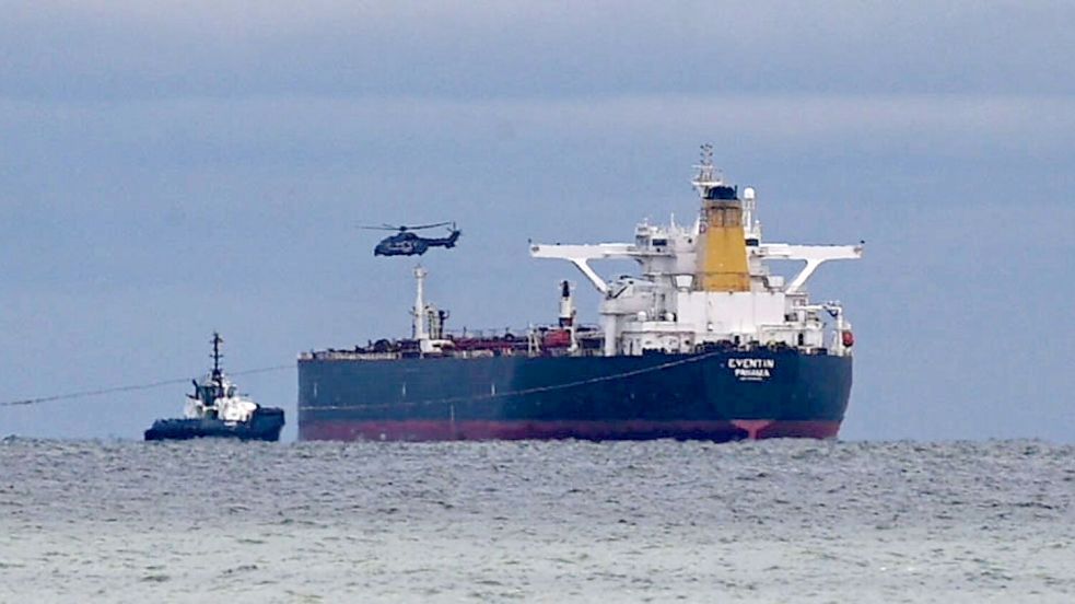 Bislang ist unklar, wann und wo der 274 Meter lange Tanker repariert werden soll. Foto: Stefan Sauer/dpa