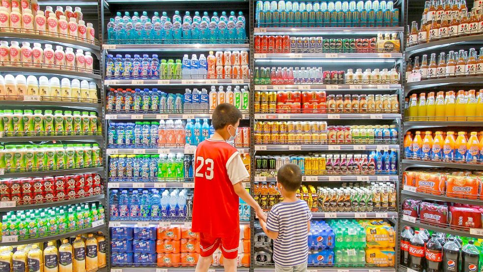 „Softdrinks werden in Ländern mit niedrigem und mittlerem Einkommen besonders stark vermarktet und verkauft“, sagt Studienleiter Dariush Mozaffarian. Foto: dpa/XinHua