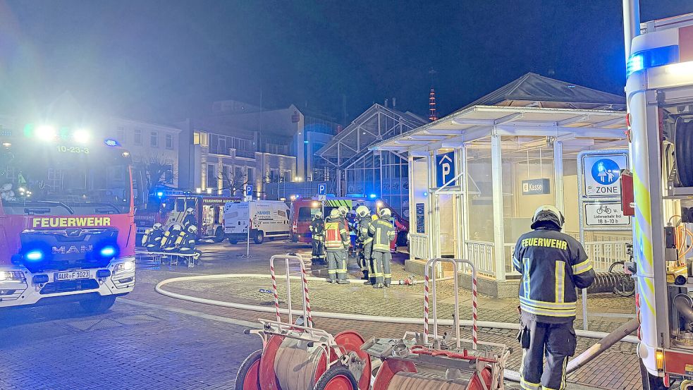 Zahlreiche Einsatzkräfte waren am Sonntagmorgen auf dem Auricher Marktplatz vor Ort. Foto: Sönke Geiken/Feuerwehr