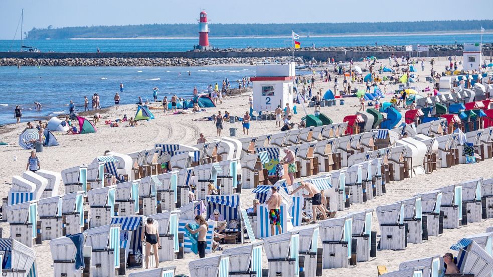 Sommerurlauber am Ostseestrand in Warnemünde. Im Zeitraum von Januar bis November erzielte der Deutschland-Tourismus einen Rekord. Foto: Jens Büttner/dpa