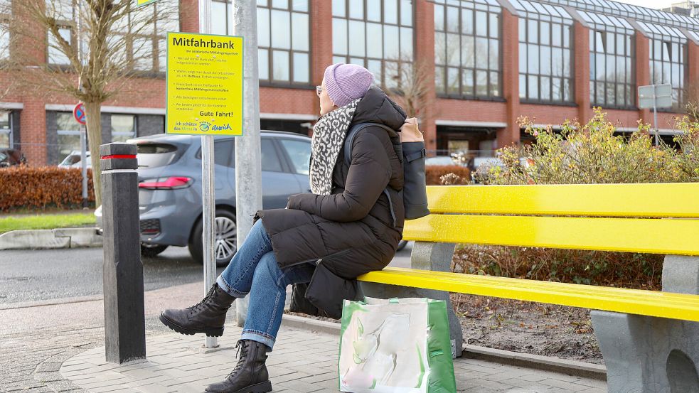 Knallgelb und noch sehr neu: Die Mitfahrbank am Rathausparkplatz lädt zum Sitzen ein. Ob sie auch zum Anhalten von Autos führt, bleibt abzuwarten. Foto: Romuald Banik