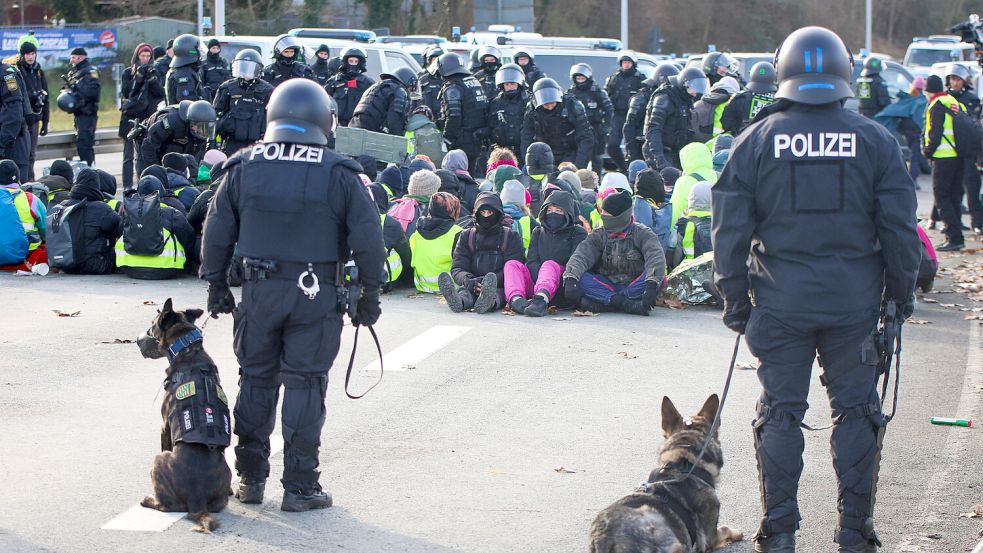 Die Polizei setzte in Riesa bei der Gegendemo sowohl Hunde als auch Pferde ein. Foto: IMAGO/ EHL Media