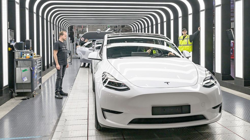 Tesla geht im Werk Grünheide einen neuen Schritt. Foto: Patrick Pleul/dpa