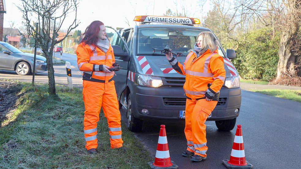 Die Bauzeichnerinnen Christina Ehmen (links) und Tanja Meyer nutzen für die Vermessung an der Ulbarger Straße, hier in Timmel, moderne Technik wie diese Drohne. Foto: Romuald Banik