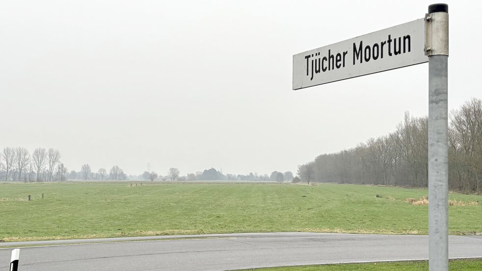 Noch sind hier grüne Wiesen, demnächst soll hier ein neues Sportzentrum entstehen: Das Gelände am Tjücher Moortun in Marienhafe.Foto: Aiko Recke