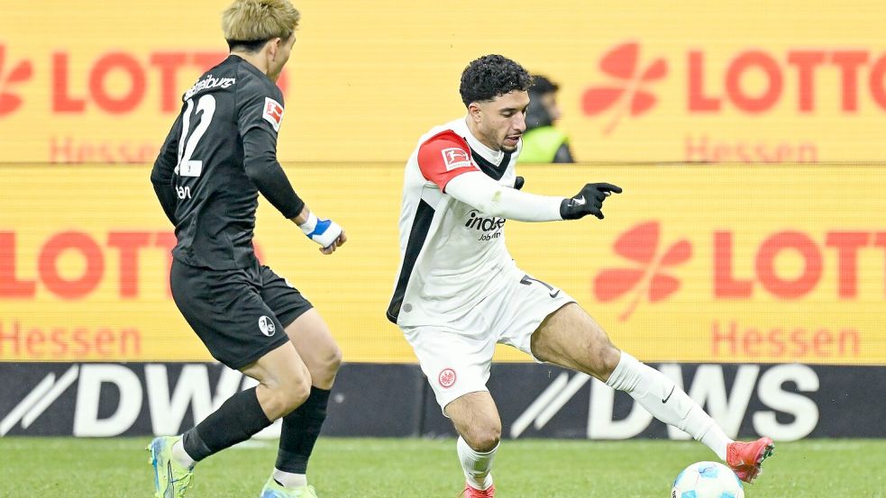 Spielte exzellent: Omar Marmoush (r). Foto: Uwe Anspach/dpa