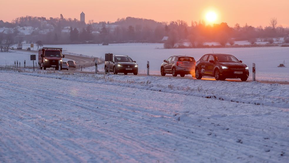 Niedersachsen im Wintermodus: Frostgefahr und Nebel machen Autofahrern zu schaffen. Foto: dpa/Jan Woitas